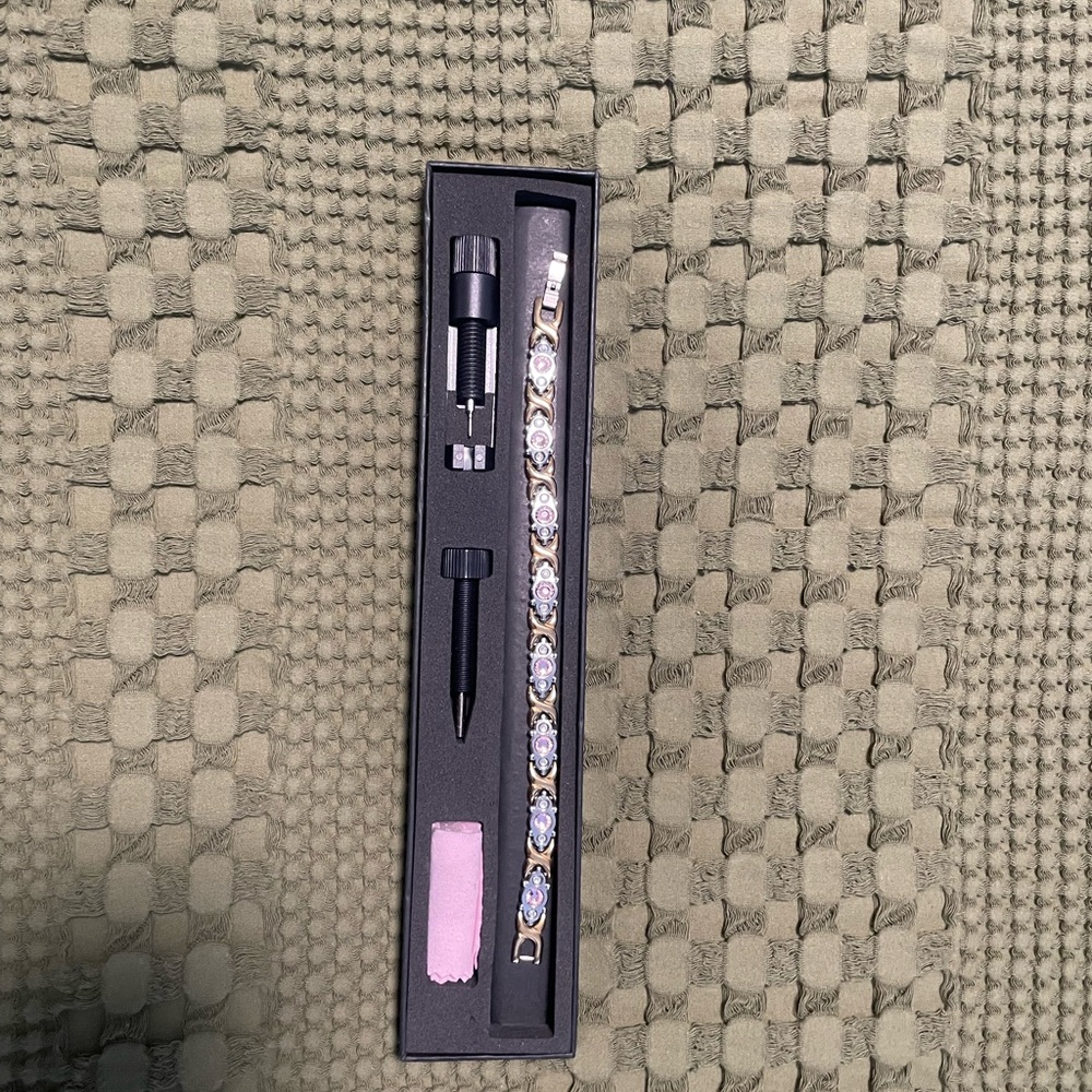 Stainless steel magnetic and adjustable bracelet